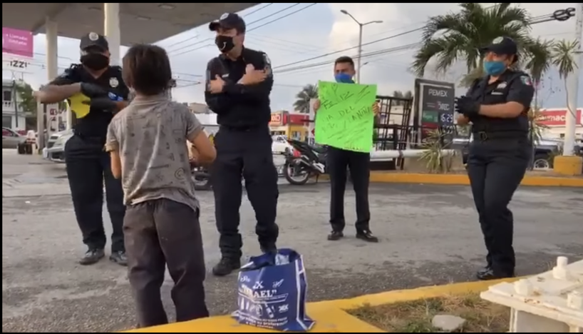 #VIRAL POLICÍA DE QUINTANA ROO LE FESTEJA EL DÍA DEL NIÑO A UN PEQUEÑO QUE TRABAJA EN LA CALLE ♥️😍