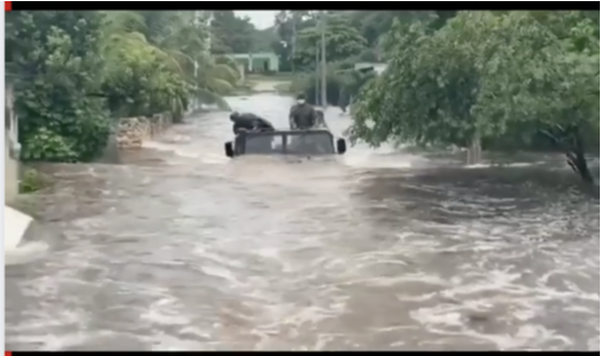 #Entérate‼️ No es Tabasco, es Yucatán sufriendo inundaciones y caídas grandes de agua creando ríos.