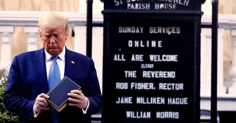 Usa Trump a Ejército y una biblia para tomarse foto afuera de templo