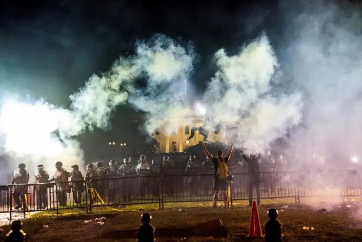 Se manifiestan frente a la Casa Blanca, desafiando el toque de queda en Washington