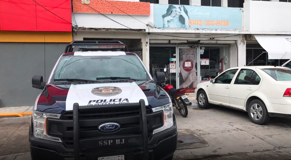 Peinan a joyería en el centro de Cancún