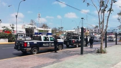 Policías de Cancún exigen pago de aumento salarial