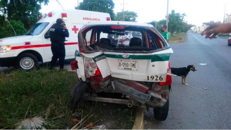 Patrulla de Policía Municipal Impacta a Taxi, Causando Lesiones a Chofer y Pasajera