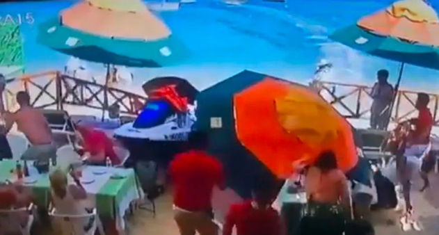 Video Moto acuática arrolla a comensales de restaurante en Cabo San Lucas