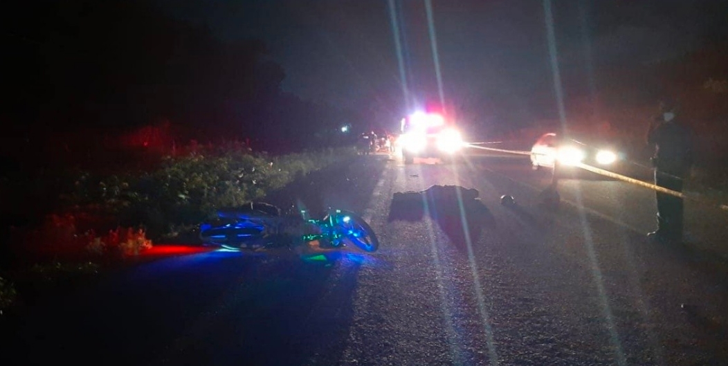 DERRAPA Y PIERDE LA VIDA MOTOCICLISTA EN LA VÍA ESTATAL TULUM-COBÁ