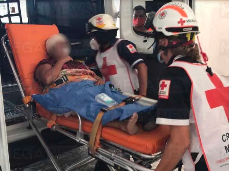 Hallan a mujer golpeada y semidesnuda en área verde de Cancún