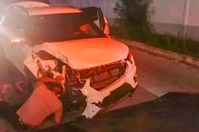 Coordinadora de “Los Chilangos” vuelca su camioneta sobre la avenida Kabah