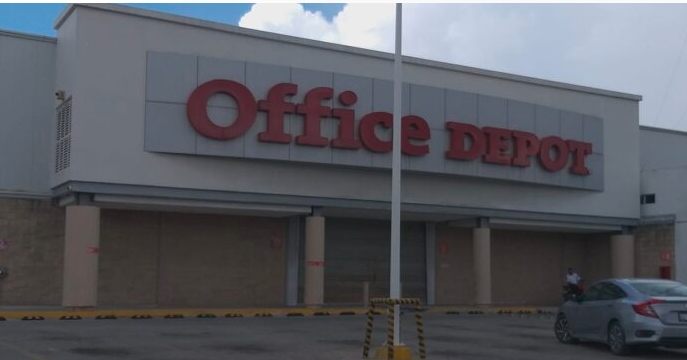 ROBAN MÁS DE 100 MIL PESOS DE OFFICE DEPOT SACÁNDOLO POR UN BOQUETE