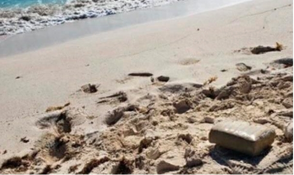 RECALA BOLSA CON MÁS DE 10 KILOS DE MARIHUANA EN PLAYA DELFINES, TRAS EL PASO DEL HURACÁN ZETA