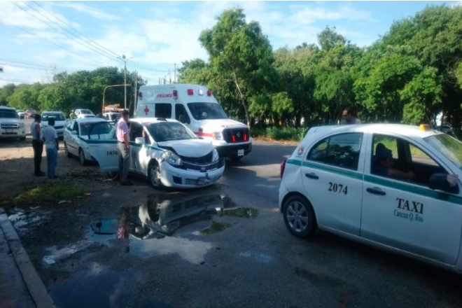 Dos pasajeros lesionados en choque entre taxistas en Cancún