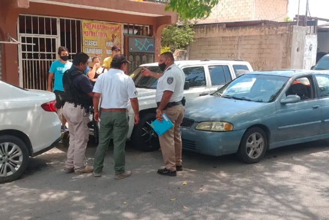 Delincuentes roban 70 mil pesos y auto, pero chochan y lo abandonan en la Región 100 de Cancún