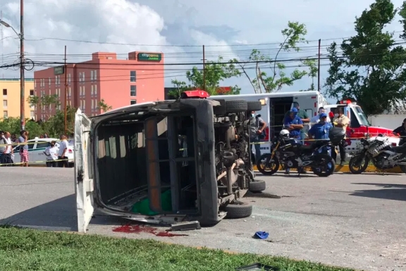 MORTAL ACCIDENTE: En el cruce de las avenidas Tulum y Nichupté una persona fue aplastada por una “urvan” de TTE