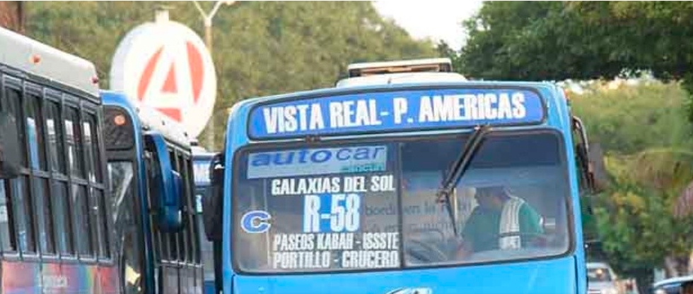 CHOCA AUTOBÚS DE PASAJEROS DE LA ZONA HOTELERA CONTRA CAMIONETA EN LA AVENIDA KABAH, ANTES DE LLEGAR A LA LÓPEZ PORTILLO