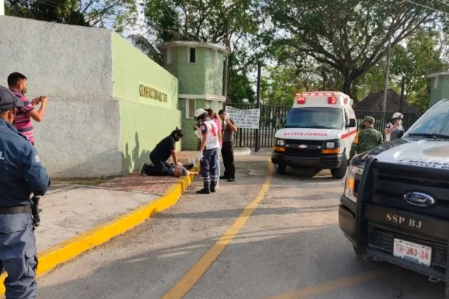 Hombre se corta las venas en la entrada del cuartel militar en Cancún