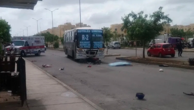 IBA A EXCESO DE VELOCIDAD: Camión de transporte arrolla a motociclista en la Región 251 de Cancún