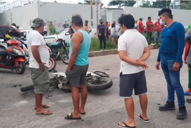 Choque entre camioneta y motocicleta deja dos lesionados sobre la avenida Chac-Mool