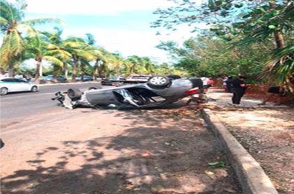 VOLCÓ TRAS COLISIONAR