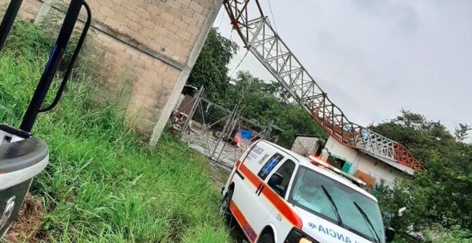 MUERE MUJER APLASTADA POR ANTENA DERRIBADA POR LOS FUERTES VIENTOS