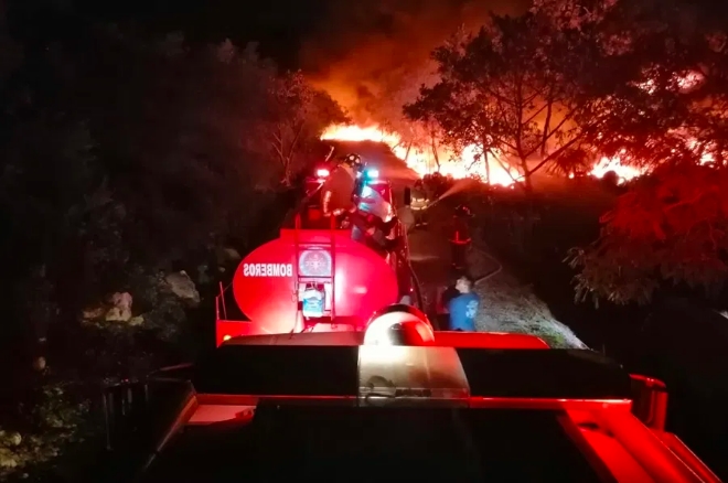 Se incendia antiguo basurero de llantas en la Zona Continental de Isla Mujeres