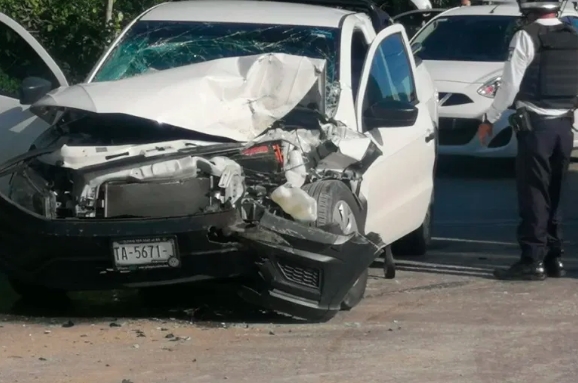 Provoca aparatoso accidente camioneta que iba a exceso de velocidad en Playa del Carmen