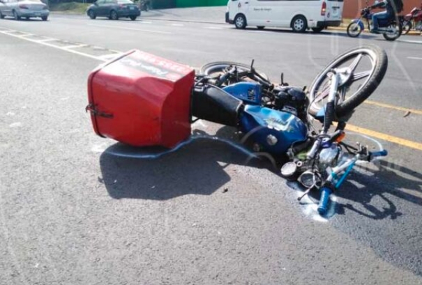 JOVEN PIERDE EL CONTROL DE SU MOTO Y ATROPELLA A REPARTIDOR DE TORTILLAS EN BICICLETA