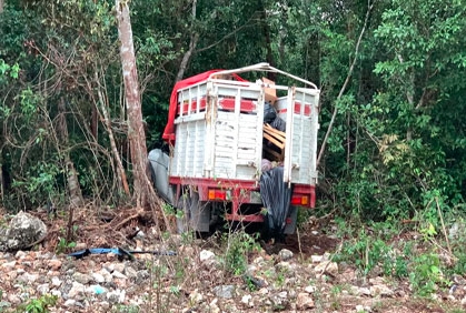 CAMIONETA ACABÓ ENTRE LA MALEZA