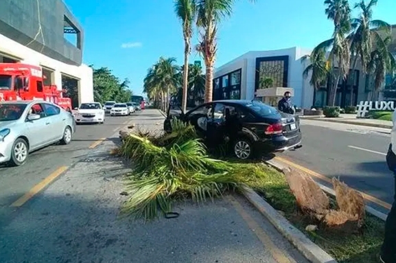 APARATOSO ACCIDENTE: Vehículo se estrella contra palmera en el bulevar Kukulkán