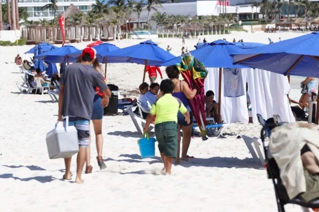 Playa Gaviota Azul “secuestrada” por camastros de club vacacional