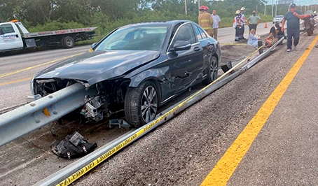 Muere una mujer prensada al chocar en su Mercedes