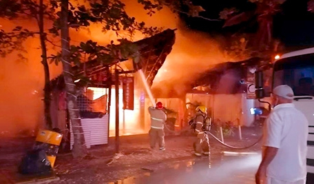 El fuego arrasó con decenas de locales en Tulum