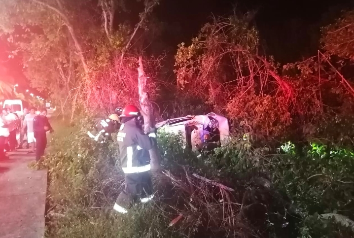 Cae coche en Zona Hotelera al manglar; hay tres heridos