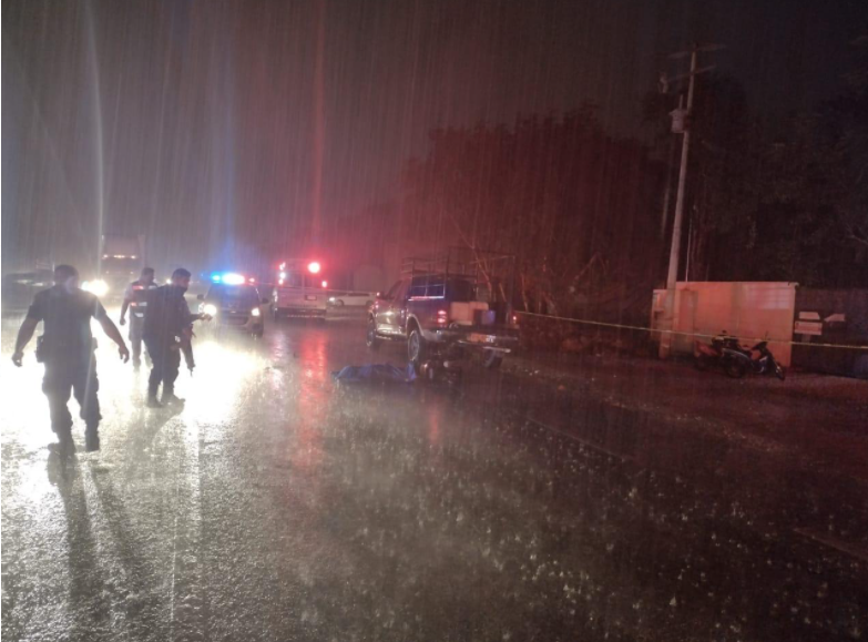 JOVEN MOTOCICLISTA MUERE AL CHOCAR CON CAMIONETA ESTACIONADA EN ACOTAMIENTO