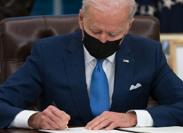 Ordena Biden reunir a familias migrantes