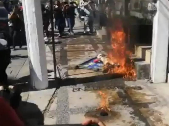 Feministas incendian la entrada de la casa de campaña de Salgado Macedonio (+video)