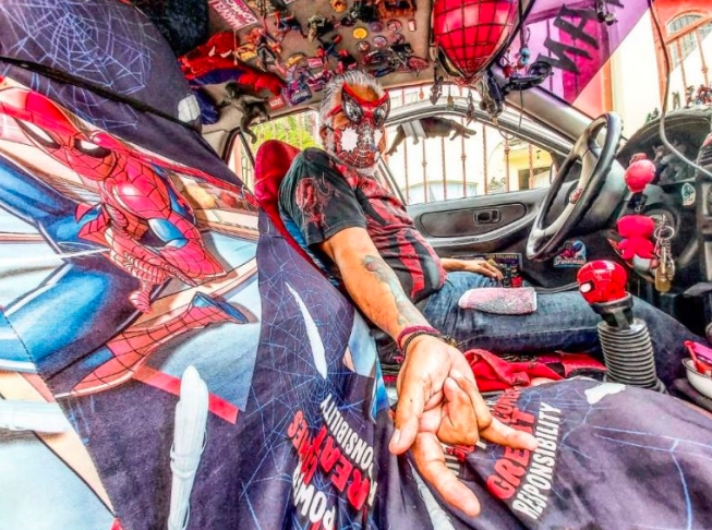 AVENGER CANCUNENSE: Taxista comparte su afición por Spider-Man