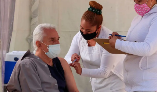 Enrique Guzmán menciona sus reacciones al recibir vacuna contra Covid-19