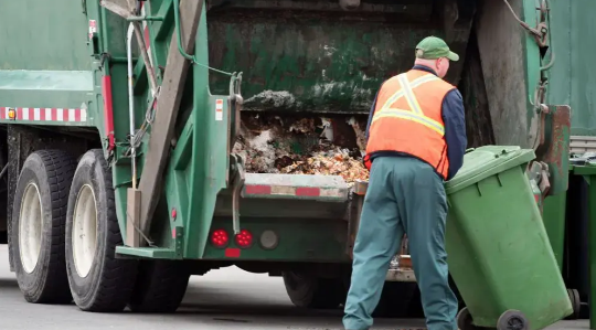 (VIDEO) Menor se salva de morir triturado en camión de basura