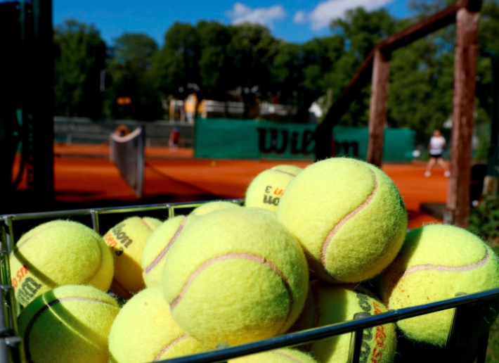 Aíslan a tenistas del Open de Australia tras caso de Covid-19