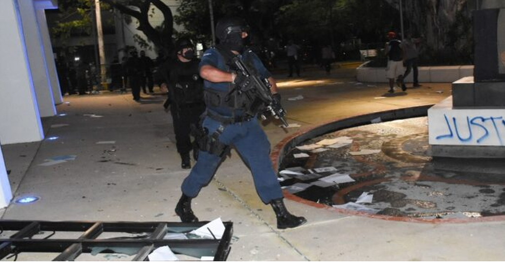 VINCULAN A PROCESO A 11 POLICÍAS TRAS LOS HECHOS VIOLENTOS CONTRA MANIFESTANTES OCURRIDOS EL 9N EN LA PLAZA DE LA REFORMA EN CANCÚN