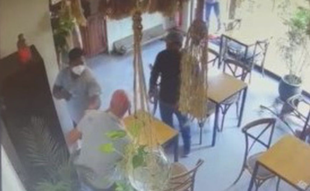 VIDEO: Cámaras de seguridad captan violento asalto en restaurante de Tulum