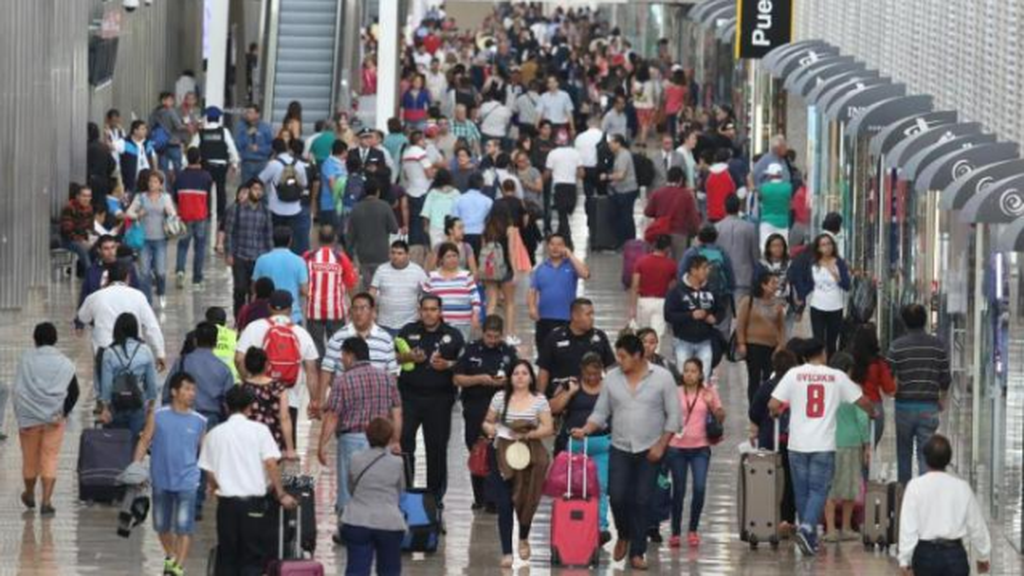 Semana Santa: Pasajeros se aglomeran sin sana distancia en el AICM