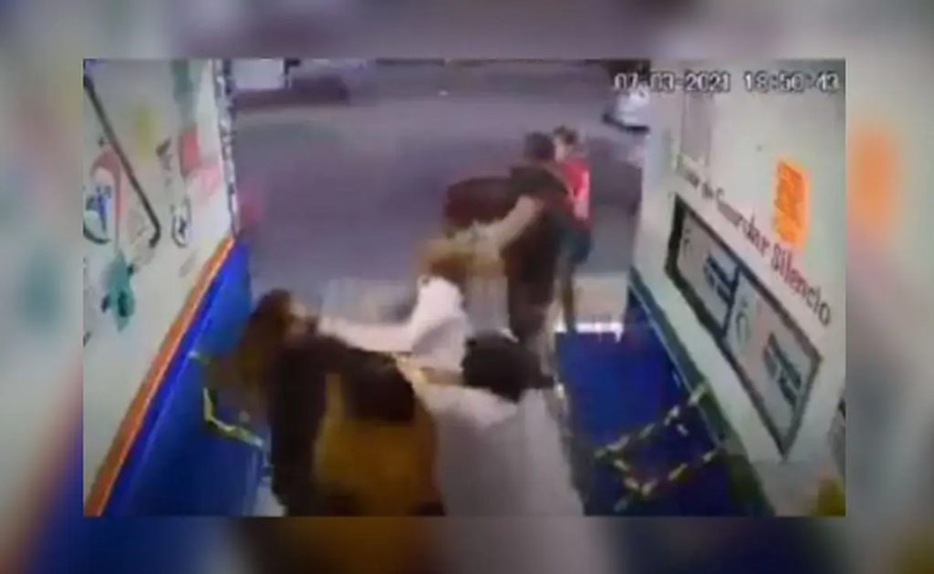 Video: Familia agrede a una doctora por pedirles que usuran cubrebocas