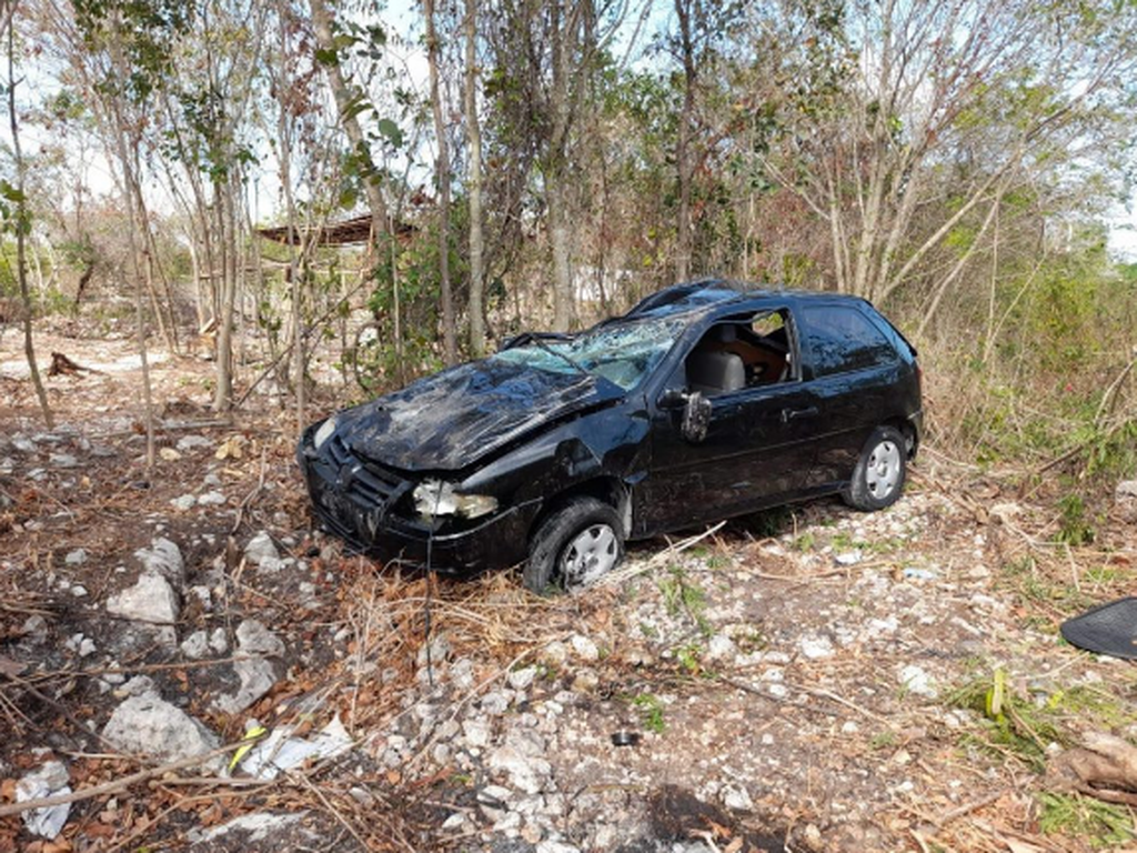 Vuelca su auto en el arco vial de Cancún y se da a la fuga