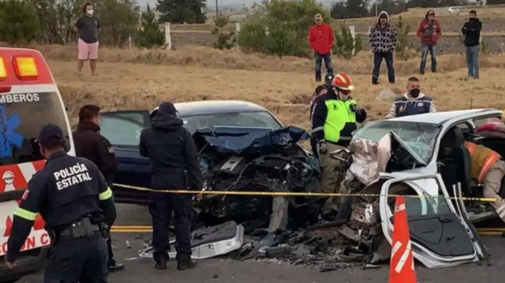 Chocan de frente y mueren 4 personas en Edomex