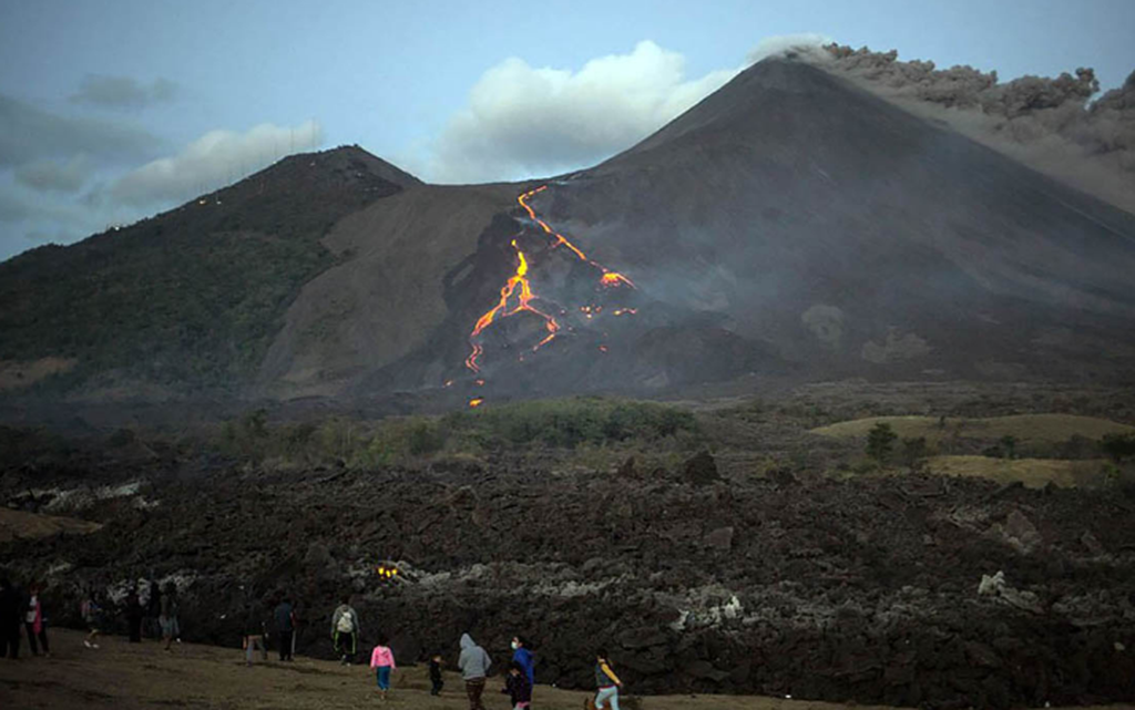 Volcán La Soufrière registra estruendosa actividad en la isla de San Vicente