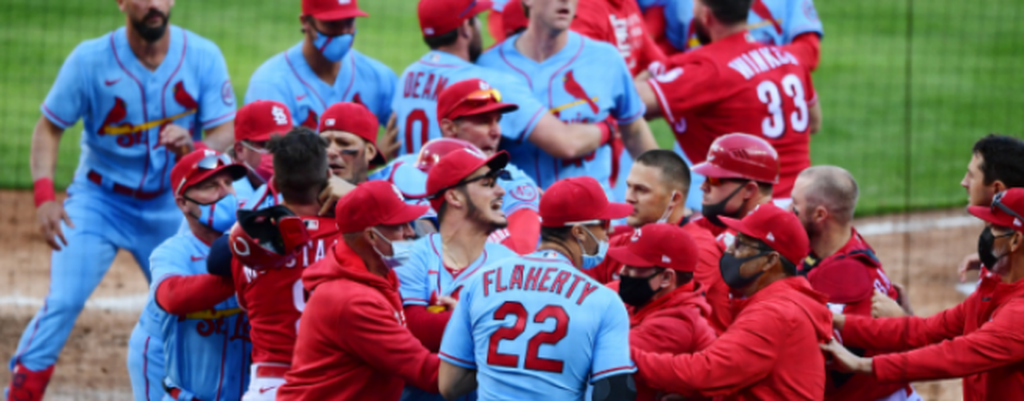 VIDEO: Reds y Cardinals protagonizan la primera campal de la temporada en la MLB