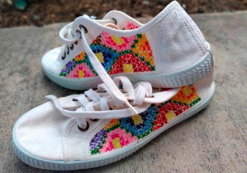 Presentan línea de tenis con diseño de bordados por manos mayas