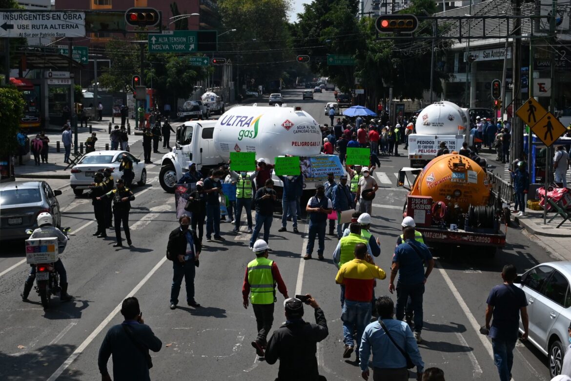 Gaseros se enfrentan con policías durante manifestación en la CDMX