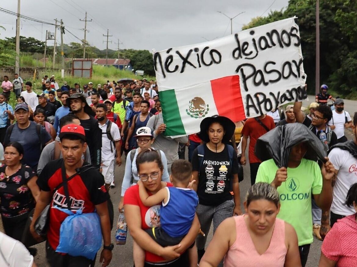 Octava caravana de migrantes en un mes parte del sur de México con destino a Estados Unidos