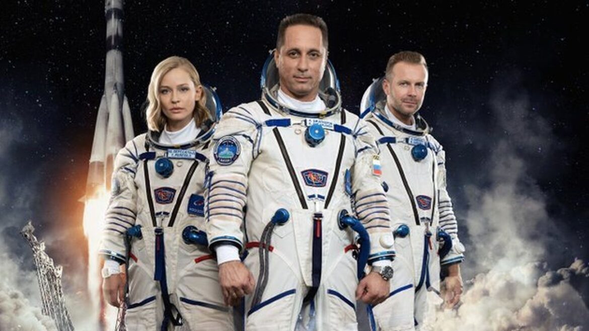 La tripulación rusa que filmará la primera película en el espacio llega a la Estación Espacial Internacional